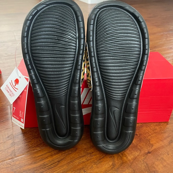 Nike Women’s Slides - Picture 3 of 3